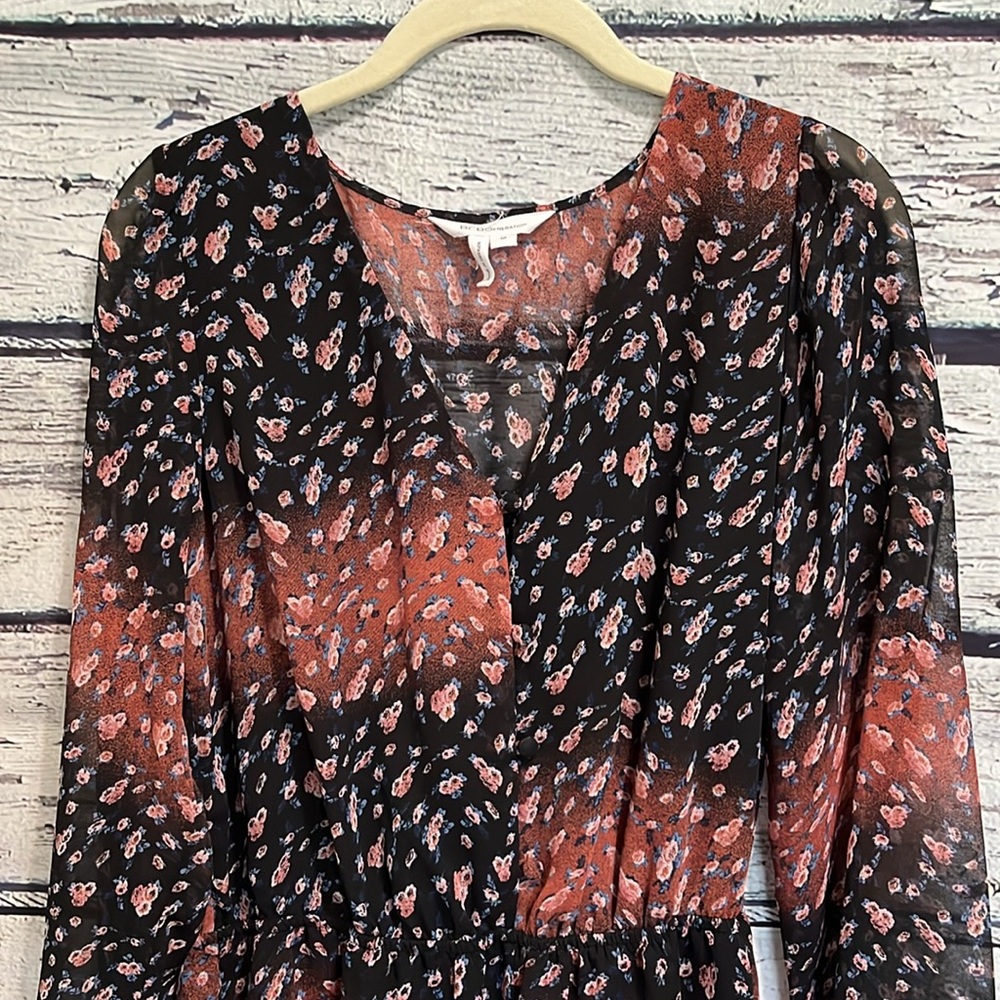 BCBGeneration Button Front V Neck Floral Chiffon Romper Size M - Picture 4 of 16